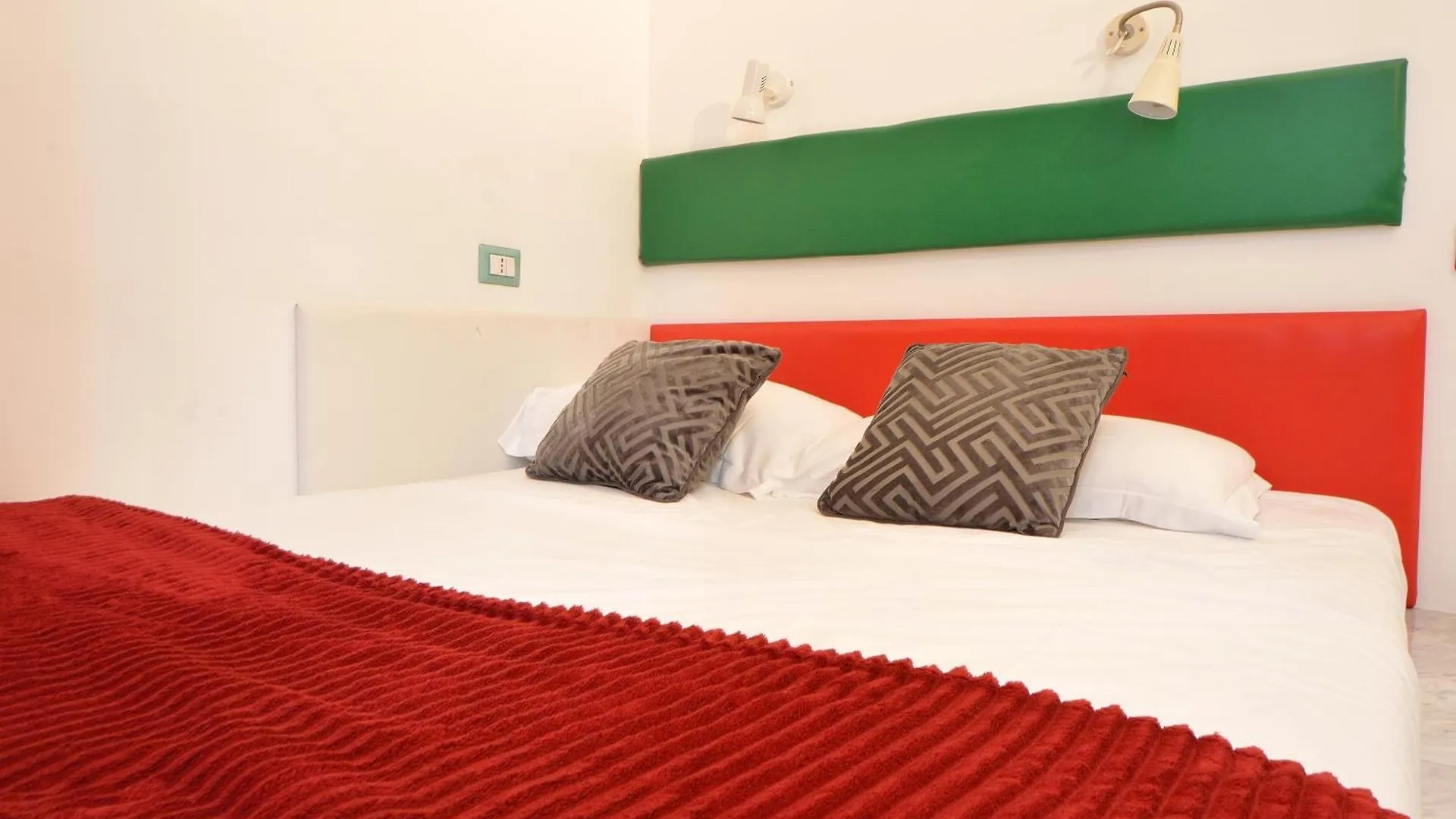 Bellissimo Mini Appartamento A Tema Bandiera Italiana, Potente Wi-Fi, 3 Linee Metropolitane Dietro Casa, Collegato Direttamente Con Aeroporto Di Malpensa E Rho Fiera ميلان